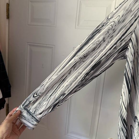 FIND ME NOW black white marble pleated button up long sleeve shirt - Picture 2 of 7